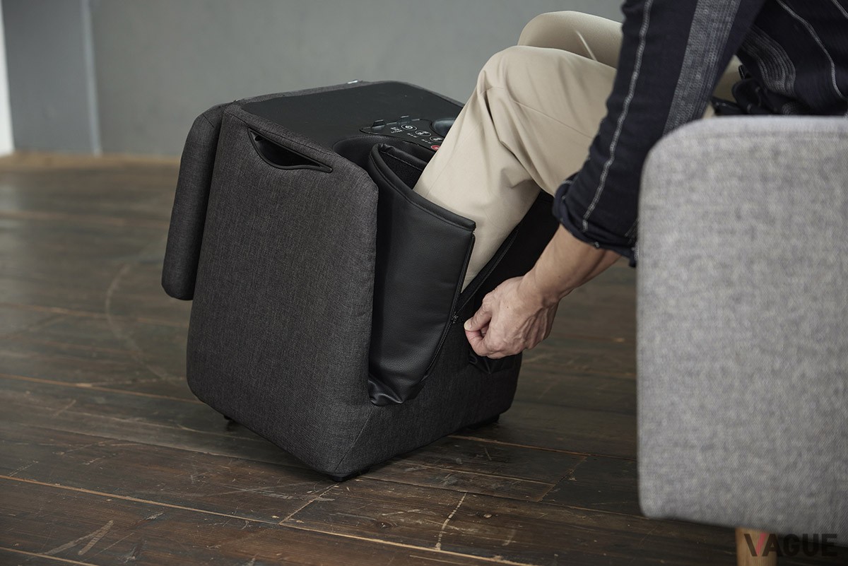 チャックによる開閉ができ、本体裏側から足入れが可能に