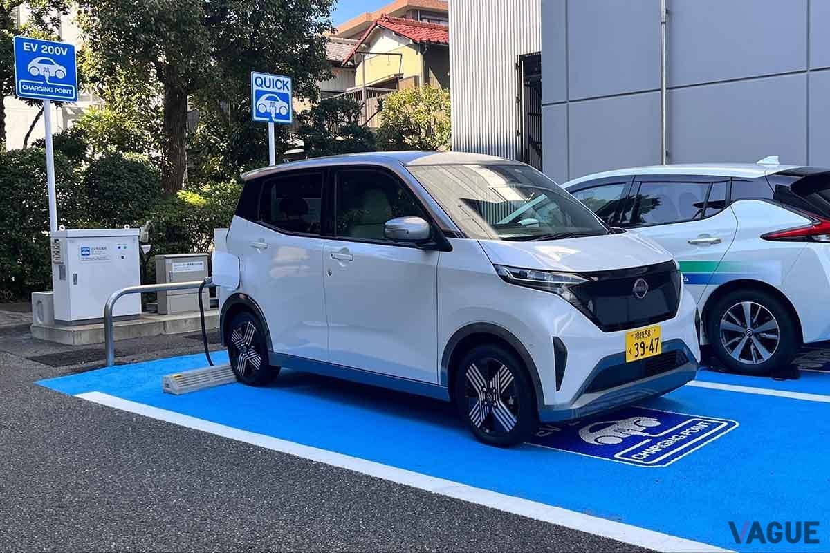 日産「サクラ」の電費は124Wh/km、つまり8.06km/kWhとなる。1kWhの電気代が40円なら、40円で8km走行可能だという意味だ