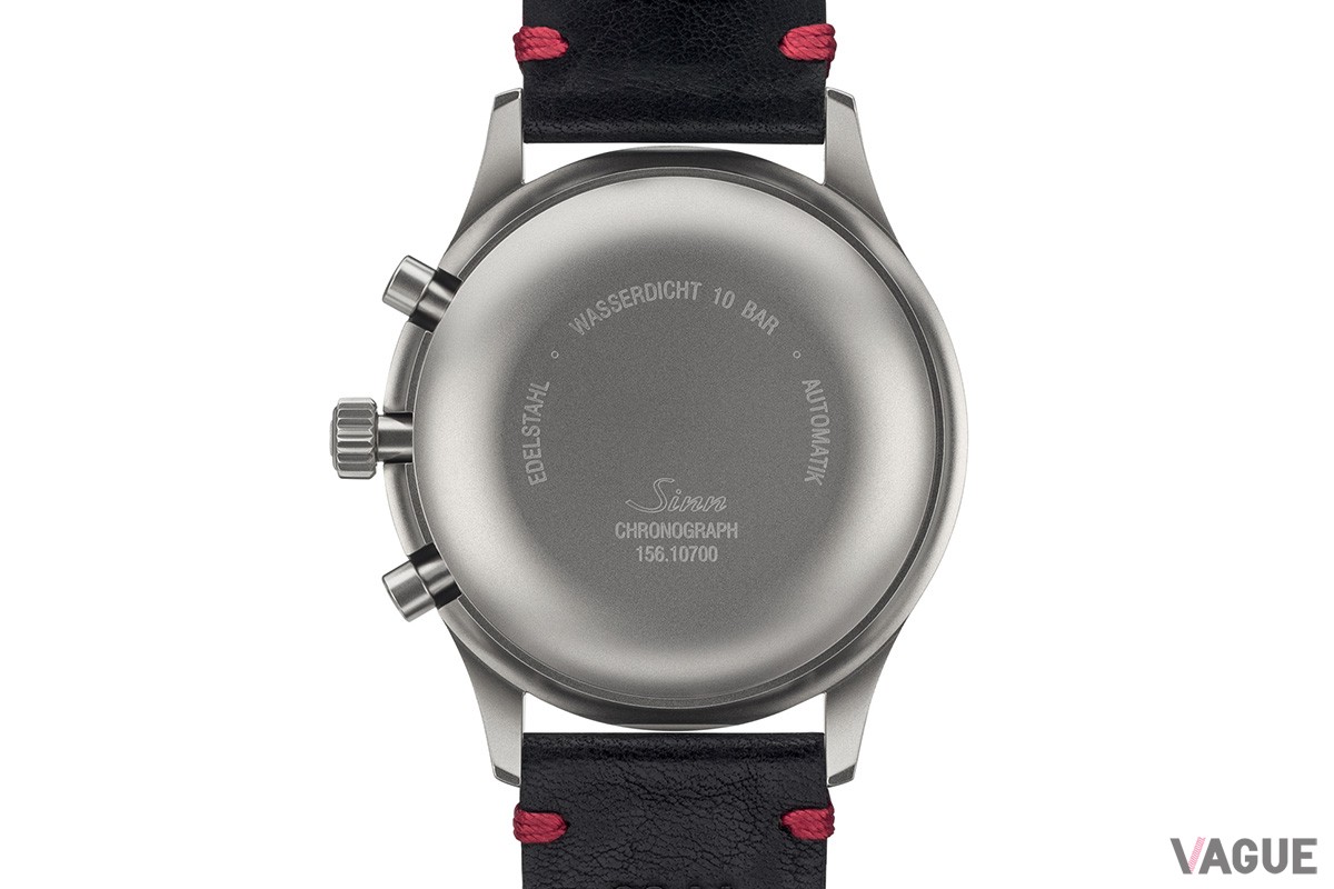 潔いデザインの裏蓋は新設計のねじ込み式。先代モデルのスライド式ケースを審美的に再現している