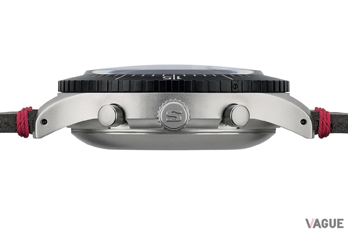 厚さは15.45mm。初代モデルではアクリルガラスだった風防はサファイアクリスタルに