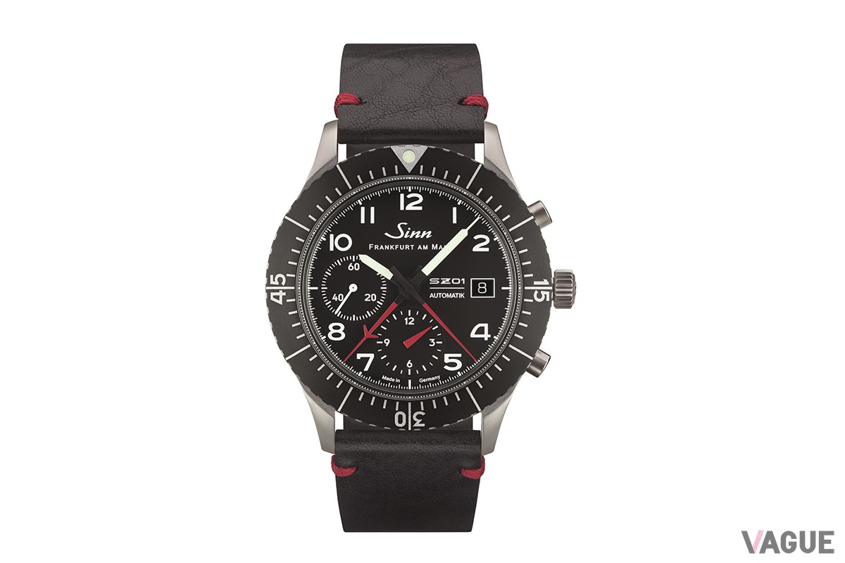 こちらのストラップはヴィンテージスタイルカウレザー。レッドのステッチがカッコいい