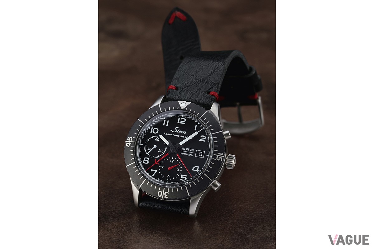 クロノグラフ針のレッドとストラップのレッドが絶妙なデザイン性を発揮する