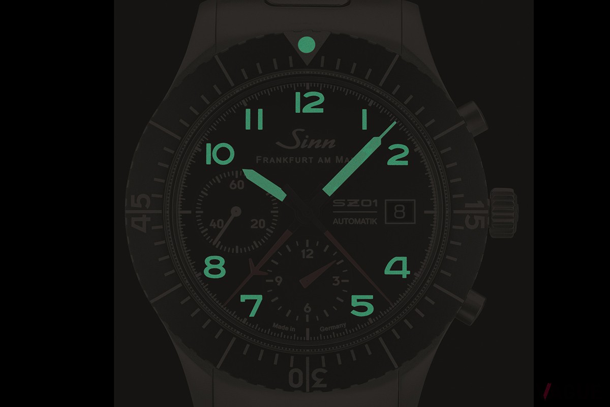 夜光塗料による発光。12時位置では三角ではなくその中のラウンドマーカーが発光