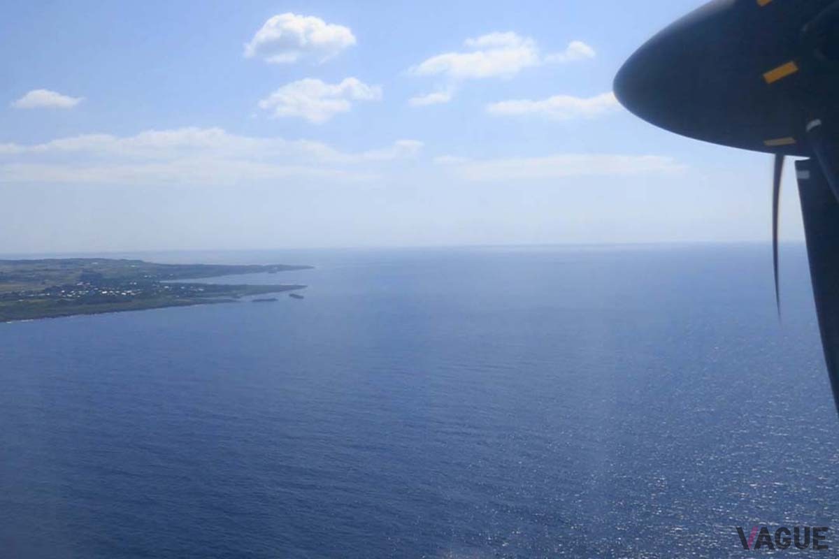 奄美大島空港を離陸して、わずか6分ほどで喜界島が見えてきた