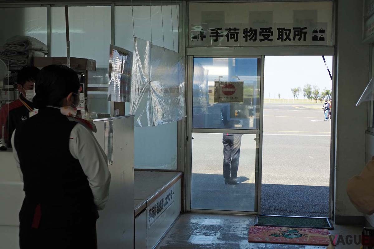 喜界空港の手荷物受取所。ターンテーブルはなく、荷物はこのカウンターに並べられる