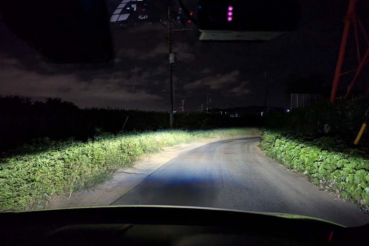 ルートを間違えて元に戻ろうとする中で、その案内に従うと、いきなりこのようなすれ違うのが難しい道路を案内された