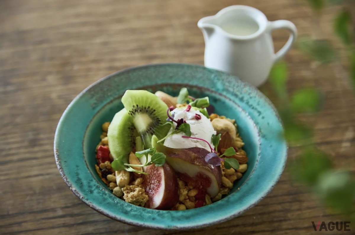 季節フルーツのグラノーラ。写真は秋メニューのキウイ&無花果