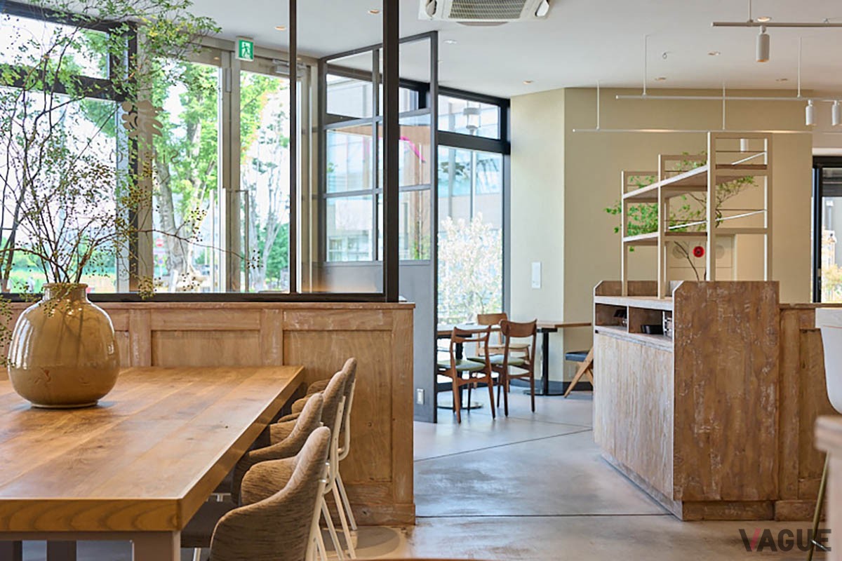 テーブルの上で存在感のある枝もの。ゆったりと眺めながらのんびり過ごしたくなる