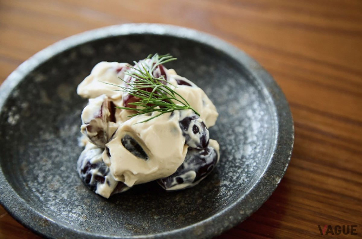 フルーツの白和え。こちらは秋に楽しめる葡萄を使ったメニュー