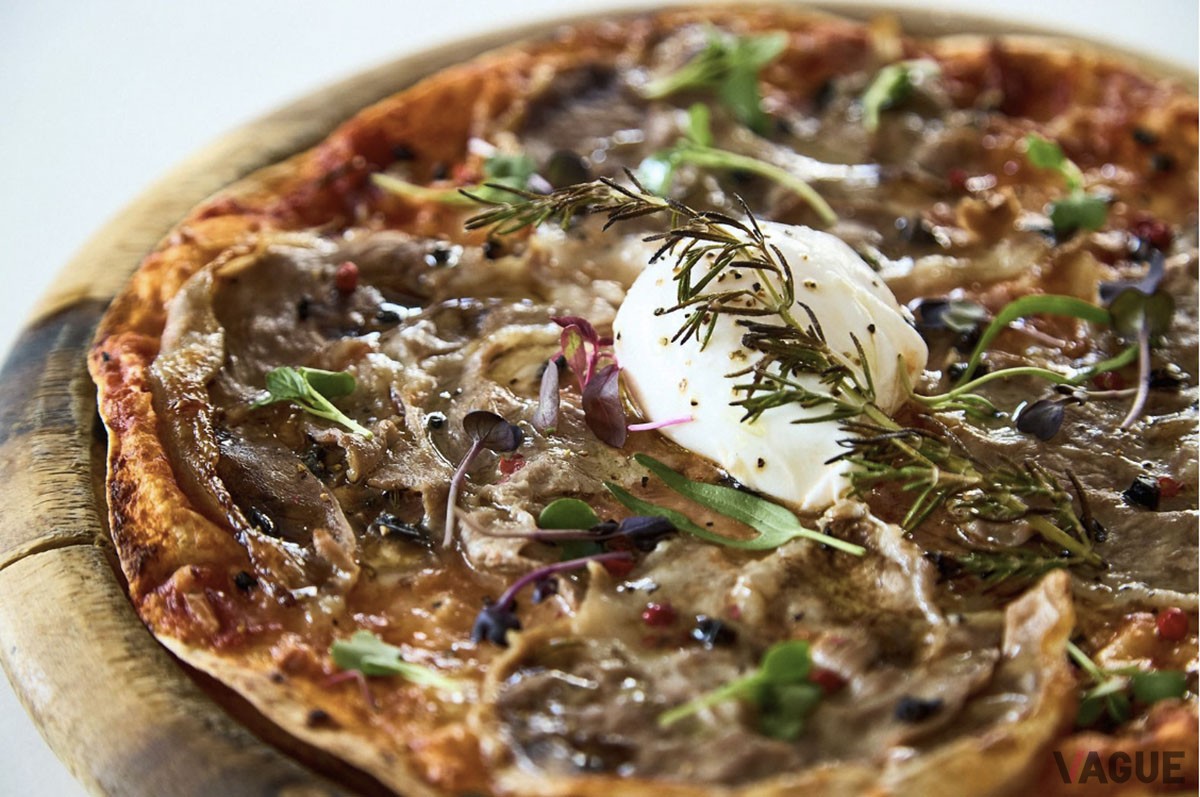 ミルクラム（子羊）とフレッシュトマトのビスマルクピザ。こちらはディナーのみ