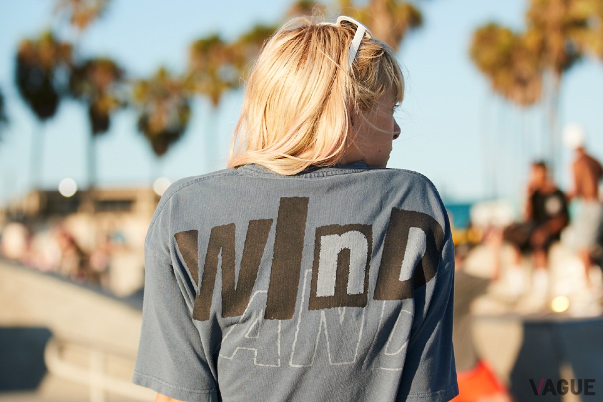 VOLCOMの30年の歴史を感じさせる初期ロゴとWIND AND SEAのロゴが組み合わさったコラボアイテム