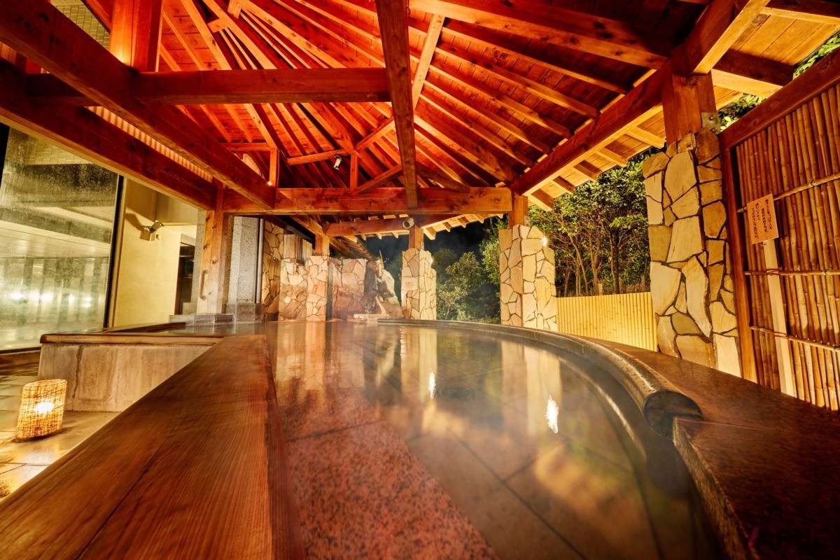 「大江戸温泉物語Premium 加賀まるや」大浴場・露天風呂からは柴山潟と霊峰白山を望める