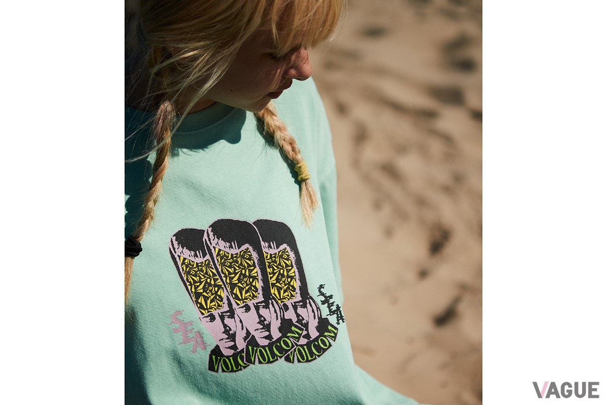 VOLCOMの30年の歴史を感じさせる初期ロゴとWIND AND SEAのロゴが組み合わさったコラボアイテム