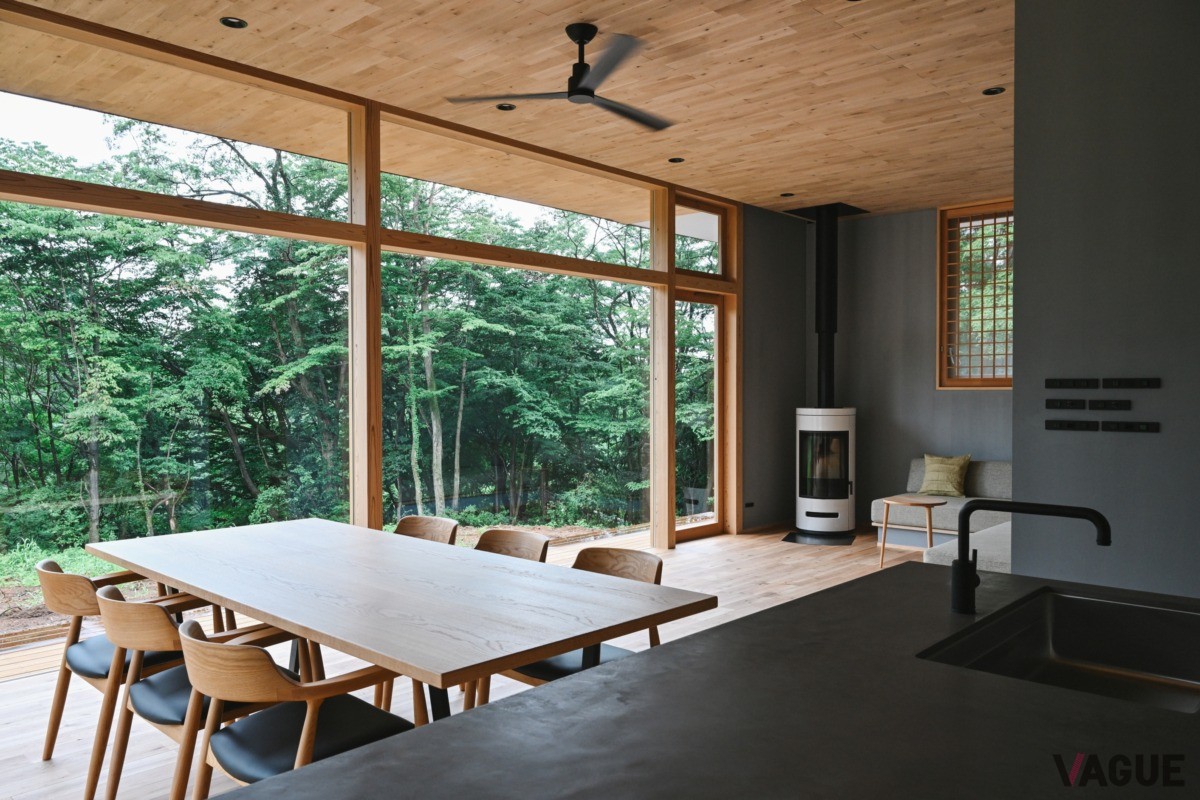 雑木林に臨むリビングダイニングからは、四季折々の風景を堪能