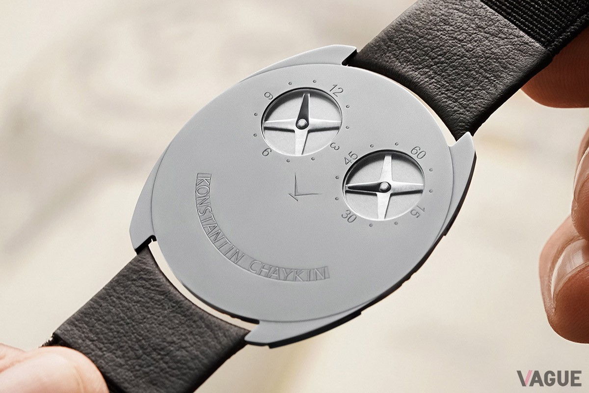 ケース直径は40mm。スマイルの口はKONSTANTIN CHAYKINの文字で描かれている