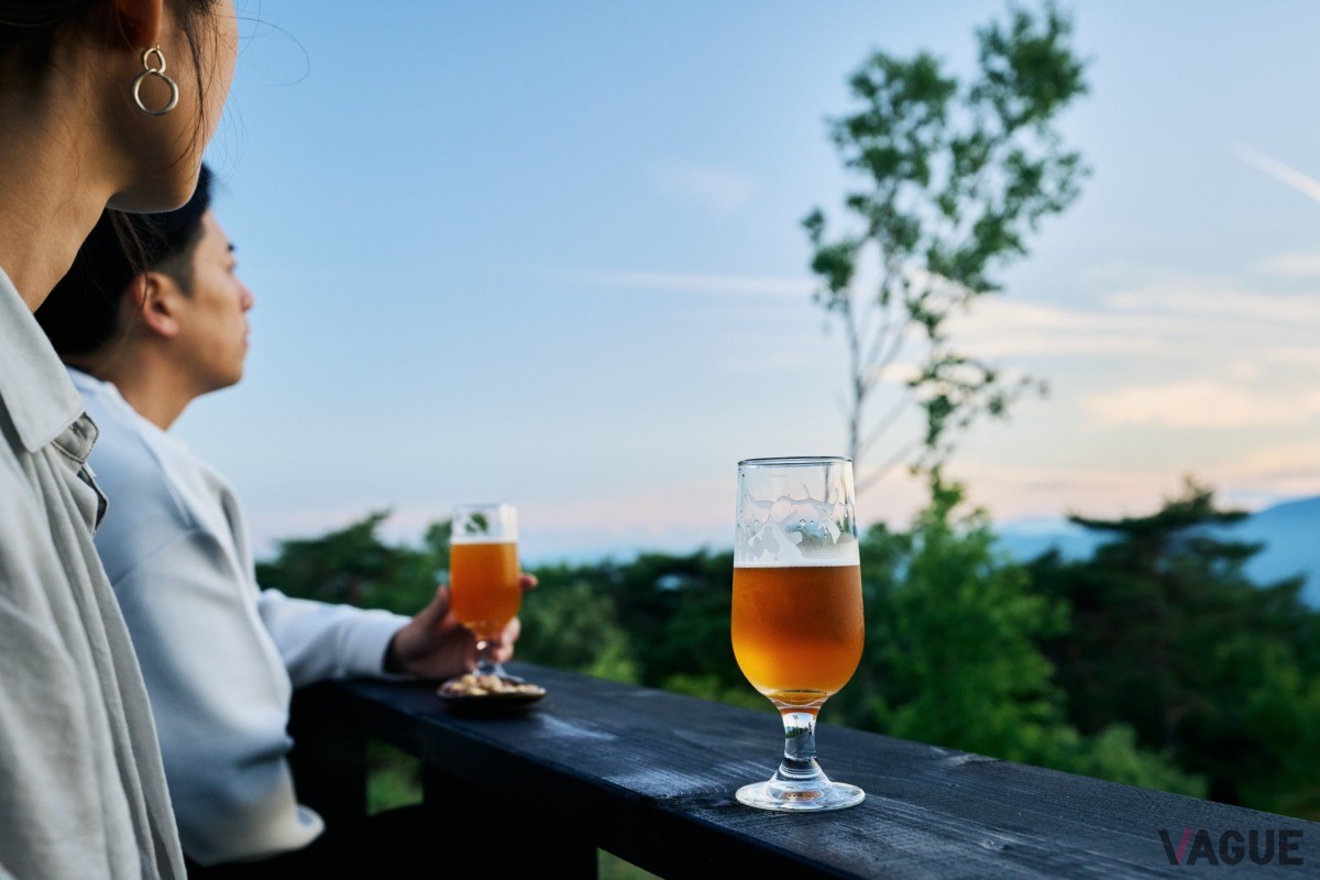 テラスから絶景の景色を見ながらお酒を嗜む