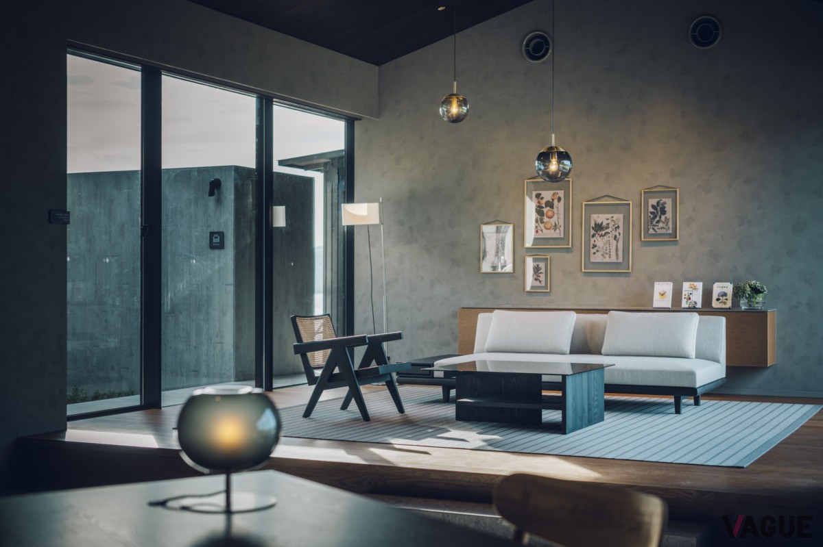 リビングスペースには平戸所以のアートワークや書籍を設置