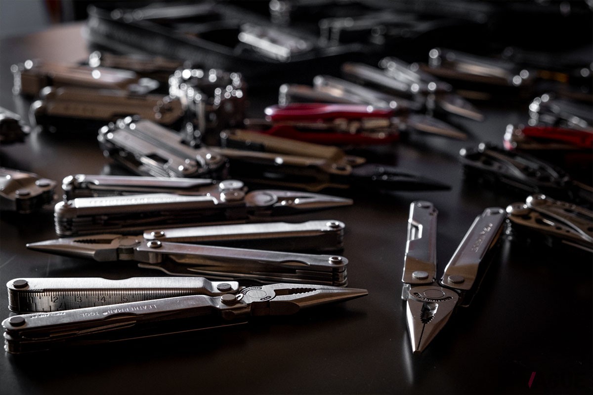 レザーマンツールジャパンの会議室で取材班を待ち構えていたマルチツールたち