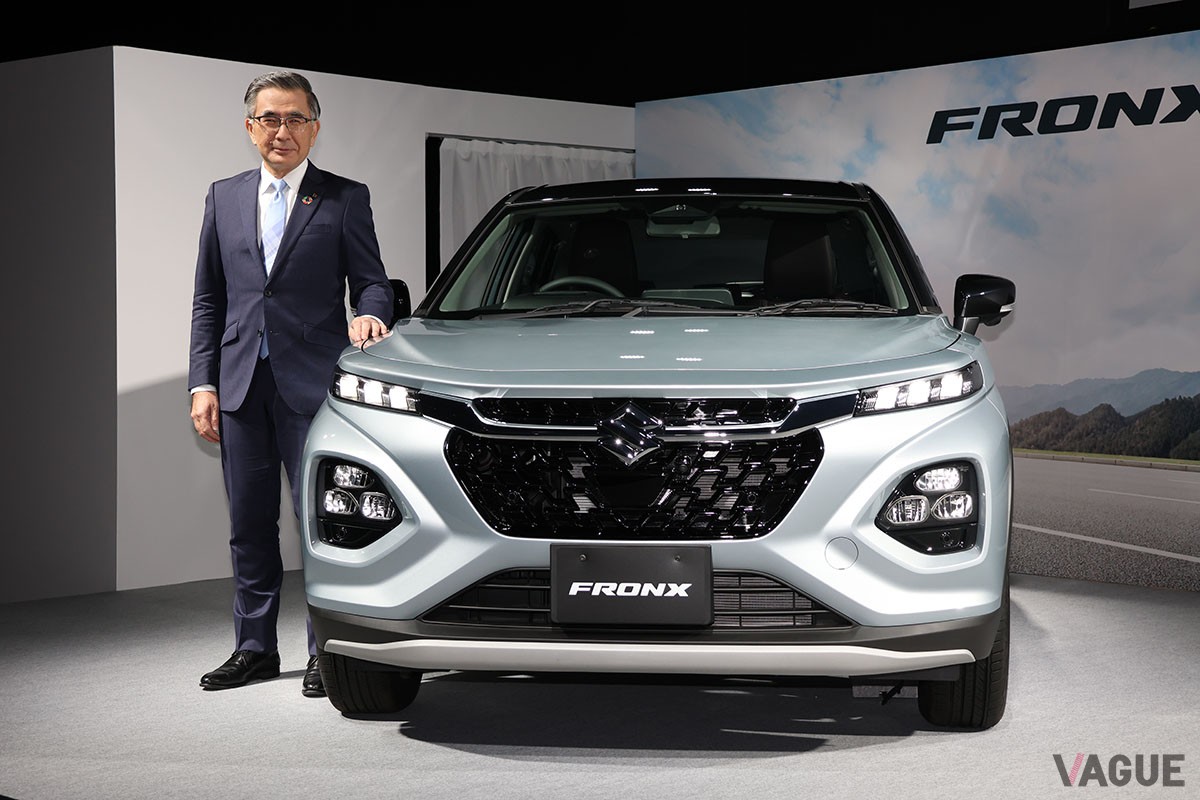 スズキの代表取締役社長・鈴木俊宏氏と新型「フロンクス」