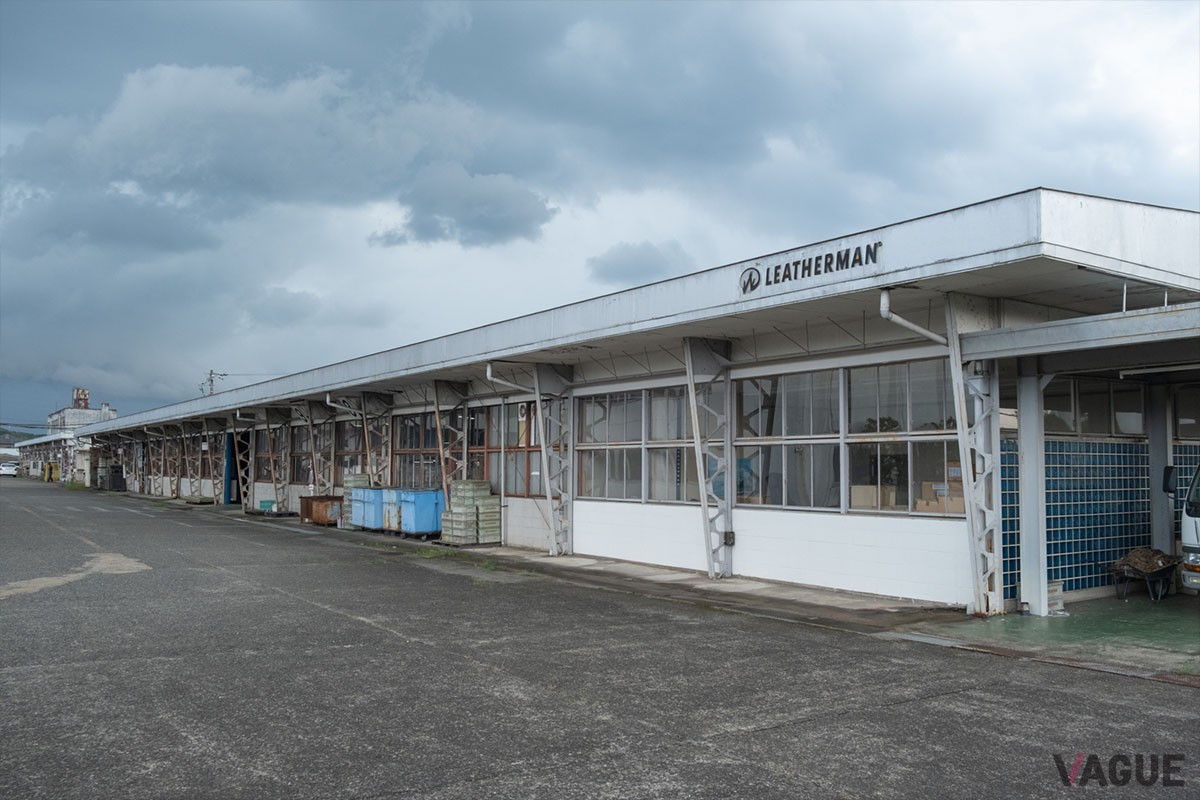 社屋の屋根に旧タイプのLEATHERMANロゴを発見して歓喜