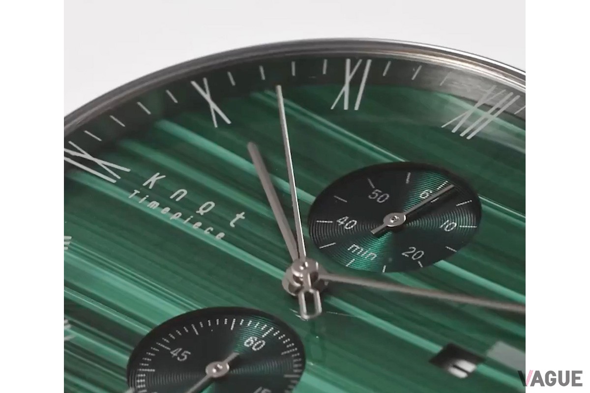 インデックスやロゴはガラス裏に印刷し、ダイヤルとの奥行き感が感じられる立体的なデザイン