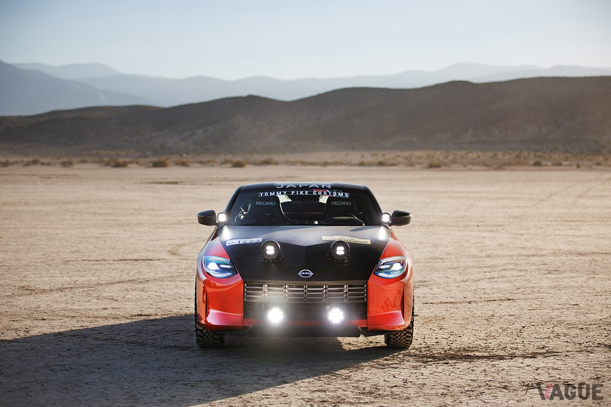 砂塵や夜間走行に備えてオフロードLEDライトを装着