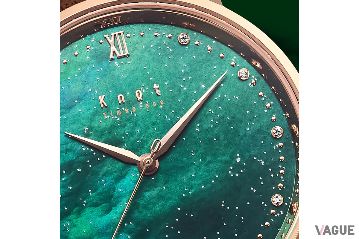 ダイヤルにはシルバーラメを施し、自然光を浴びるたびに手元で優雅に反射