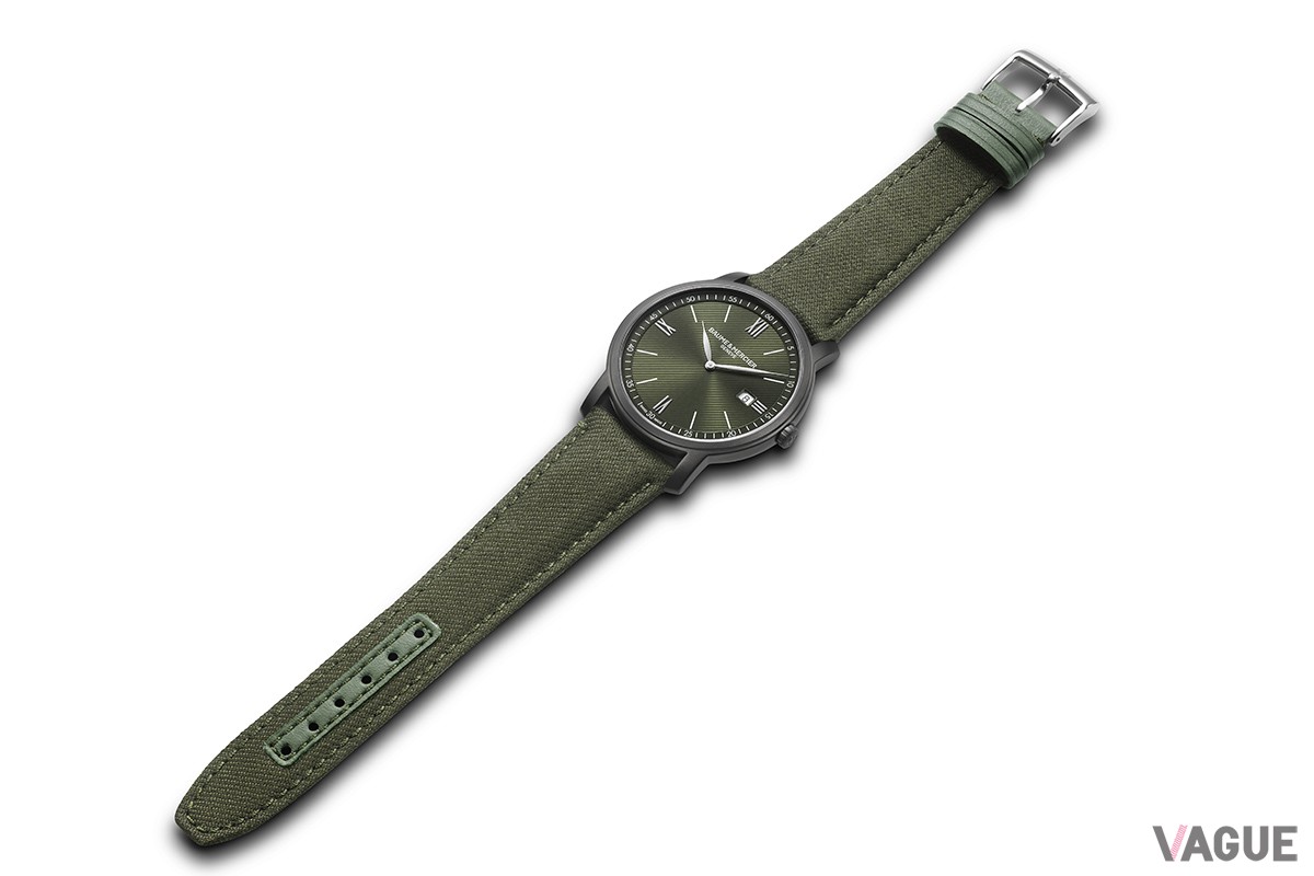 ストラップのテキスタイルと、ダイヤルのデザインを同じ角度と方向に揃えることで一体感を生み出している