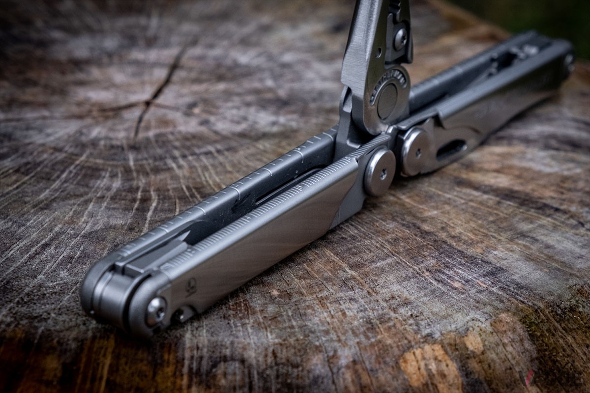 「WAVE+」のハンドルを直線にするとメジャーとして機能。バイクや自転車いじりにはこれが意外と便利なんです