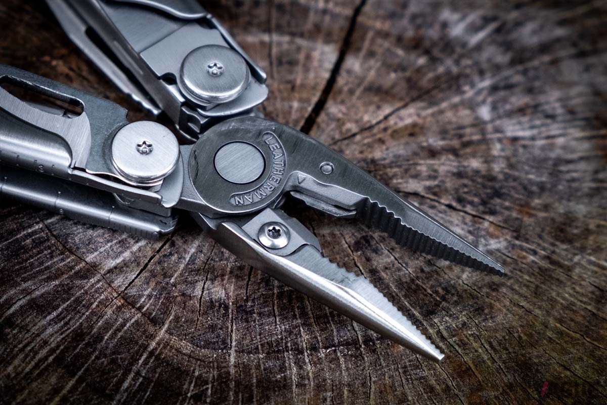 耐久性の高い154CM鋼を採用した取替式ワイヤーカッターを装備。より長い間使用することができます