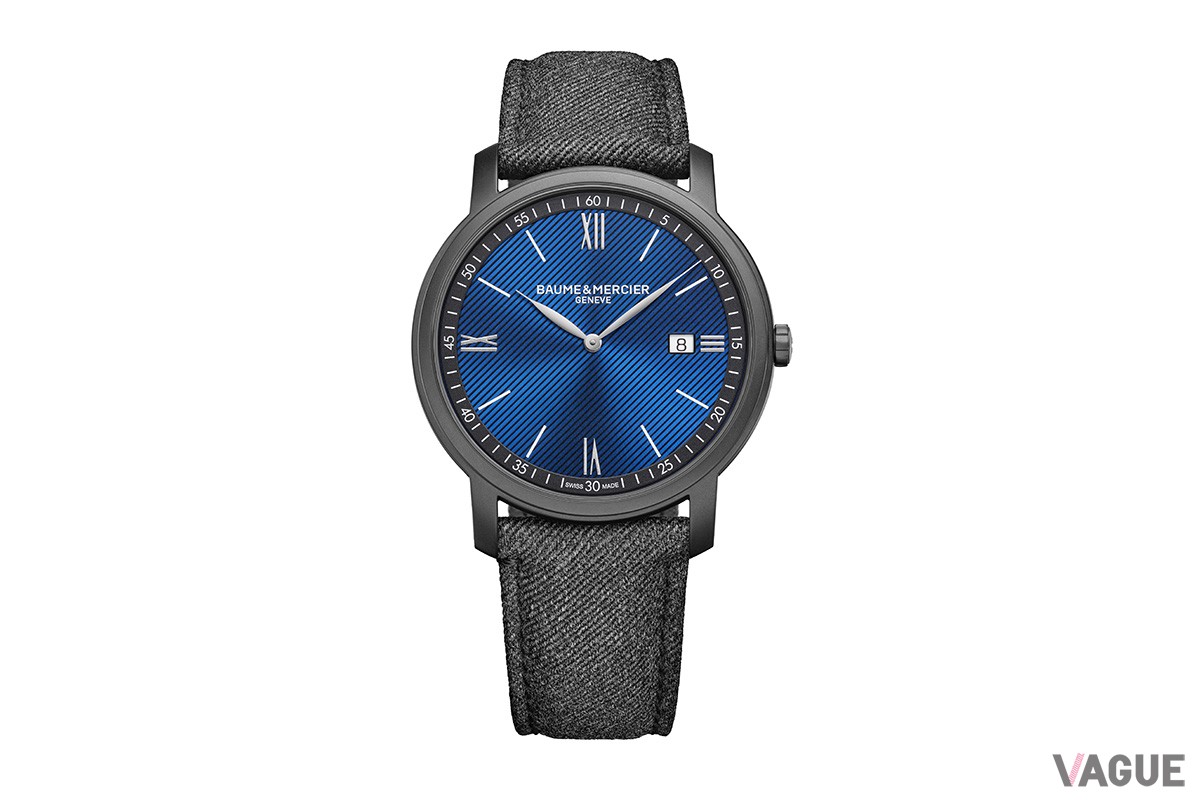 サンサテン仕上げを施した明るいブルーのダイヤル「M0A10780」