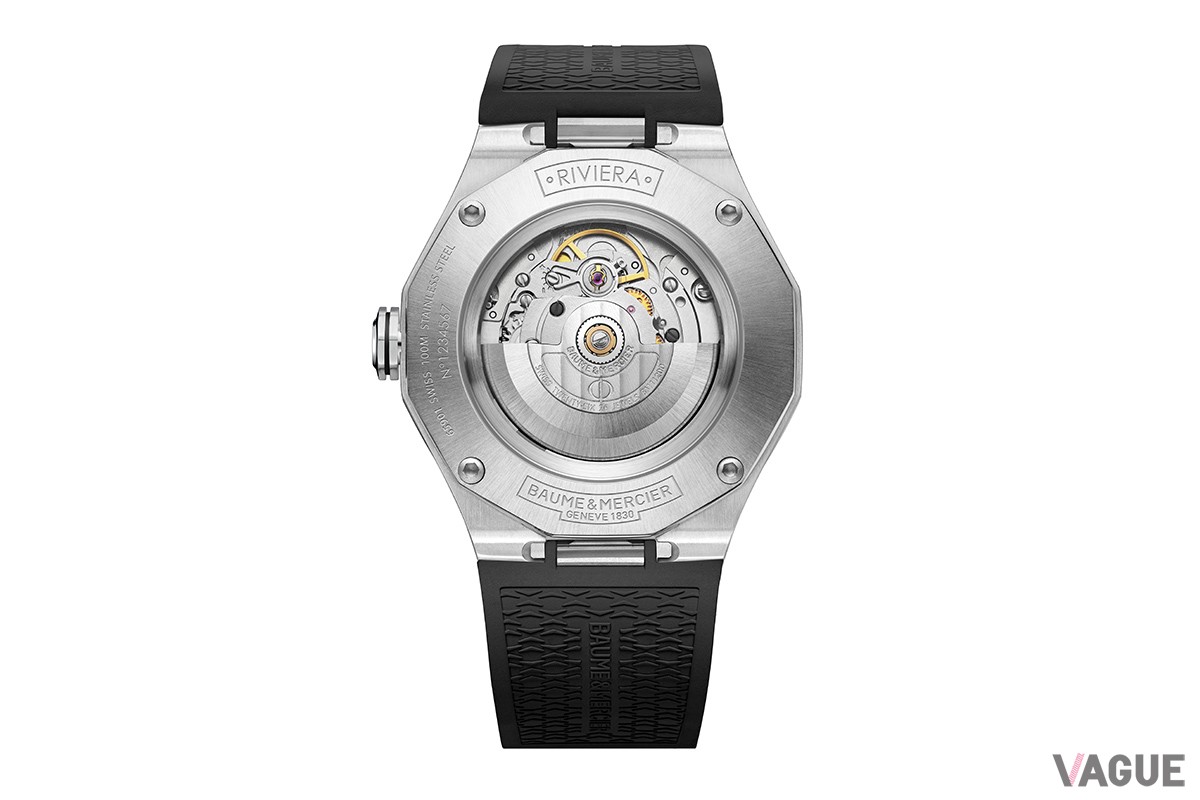 こちらも裏ぶたはシースルーバック仕様。工具不要でストラップ交換できるインターチェンジャブル機能も嬉しい。「リビエラ オートマティック ブルー」（品番：M0A10768 47万3000円、消費税込）