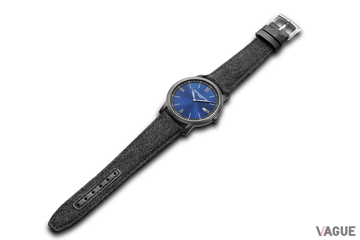 ストラップとステッチはそれぞれのダイヤルと同色で仕上げられている