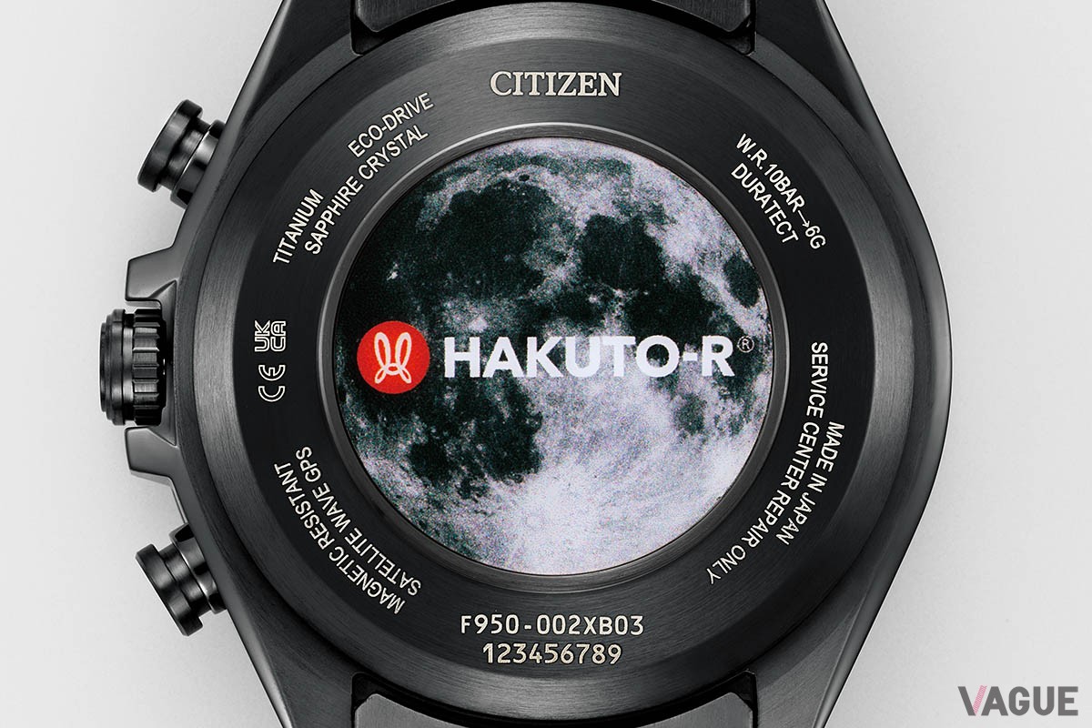 ケースバックにはシルバームーンのイメージを大きくデザイン。「HAKUTO-R」の赤いロゴマークがワンポイント