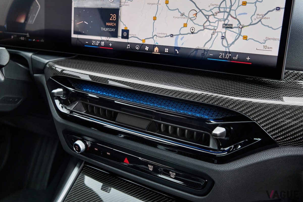 新型3シリーズはApple CarPlay対応し、スマートフォンで事前に検索した目的地を車両に送信する機能も追加されています