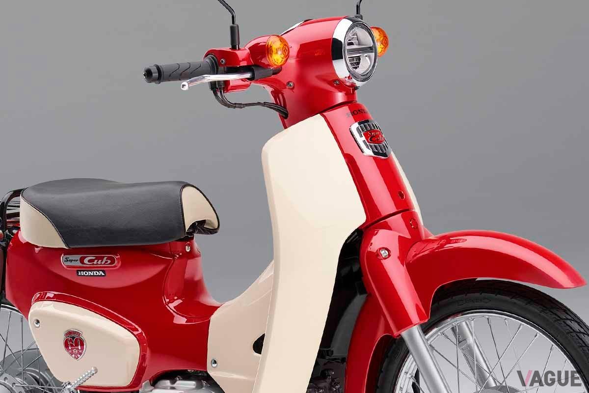 2018年8月に登場したホンダ「スーパーカブ50・60周年アニバーサリー」。マグナレッドを主体としたボディーカラーが眩しい
