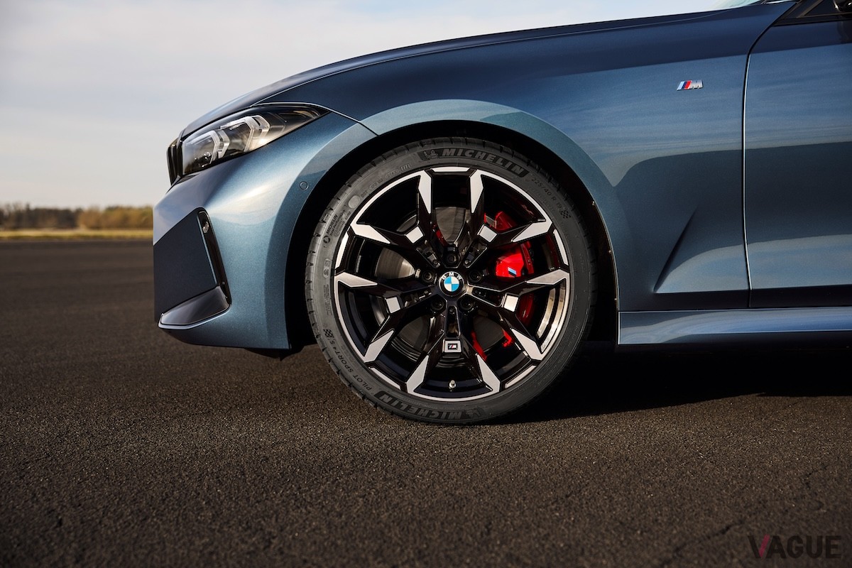 Mパフォーマンス・モデルの「M340i xDrive」「M340i xDrive Touring」は、レッドカラーで塗装されたMスポーツ・ブレーキを装備します