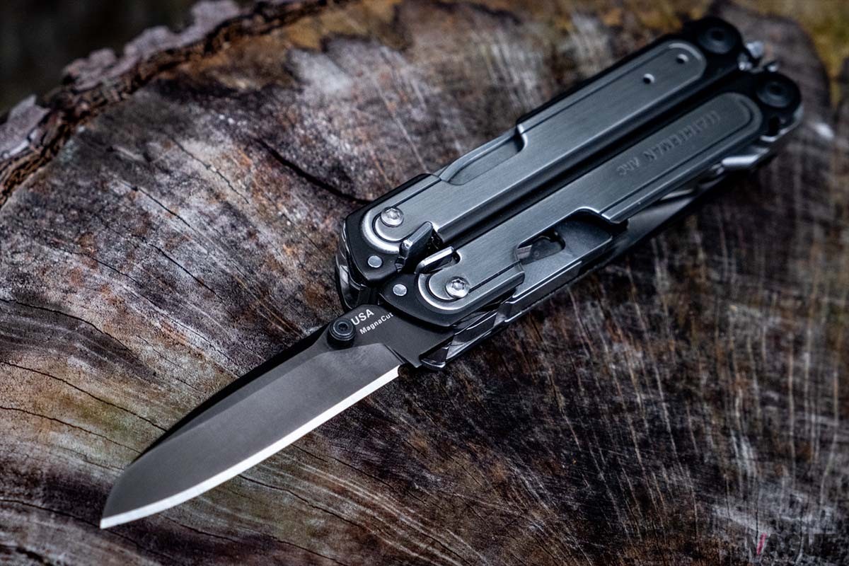 「ARC（アーク）」のナイフブレードは、DLCコーティングが施されたスピアポイント型の直刃を採用。素材には硬度や靱性だけでなく、耐蝕性や研磨性にまで優れたステンレス鋼の「MagnaCut」を贅沢に使用しています