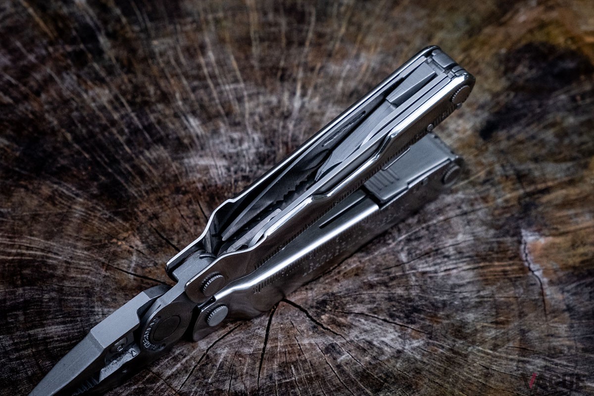 「REBAR（リーバー）」はPSTの数少ない弱点であった、握り込んだ際の肌当たりを和らげるようハンドル材の縁に曲げ加工を施しています