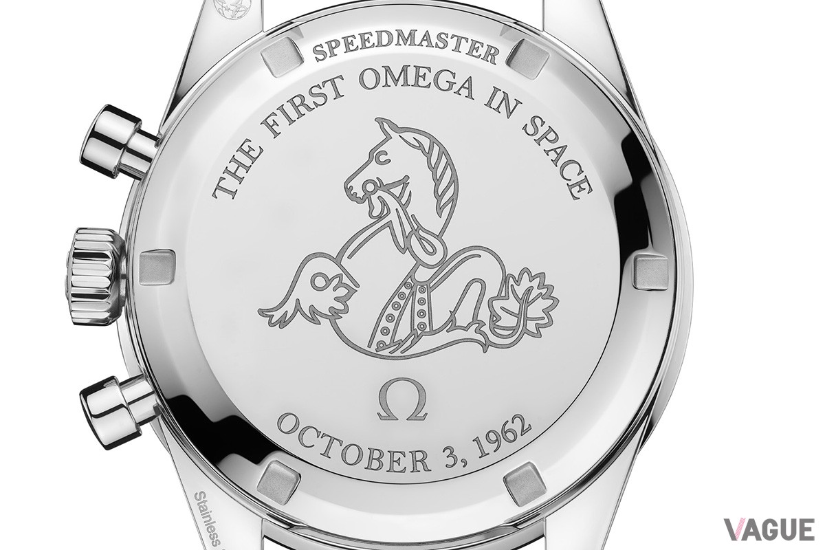 ケースバックにはシーホースのメダリオンをセットし、“THE FIRST OMEGA IN SPACE”、“OCTOBER 3, 1962”の文字を誇らしく添える（ブラックレザーモデル）