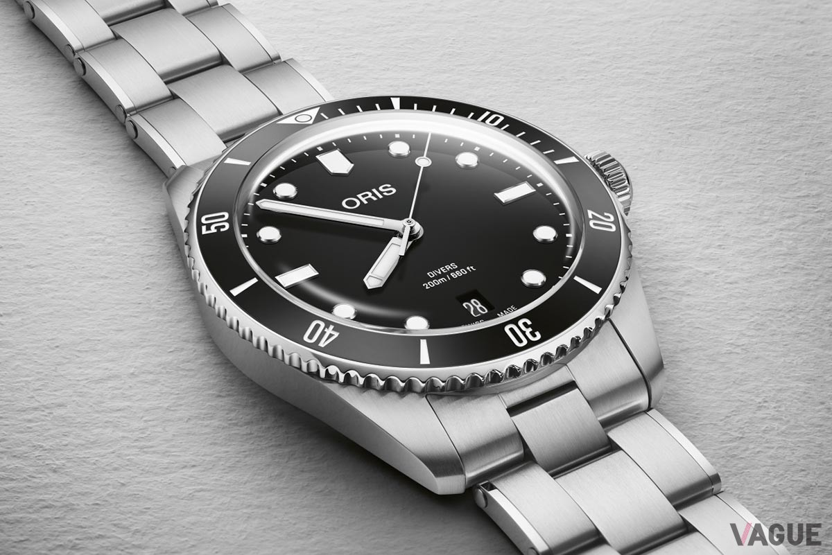 セラミックインサート付きのベゼルに記された目盛りも「ダイバー65」と比べてよりシンプルですっきりとしたデザインになっている