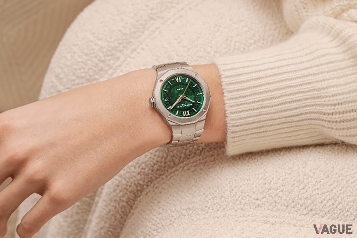 直径39mm、厚さ10.2mmと小ぶりなサイズのステンレススティールケース。ポリッシュとサン・サテン加工で洗練された印象に仕上げている