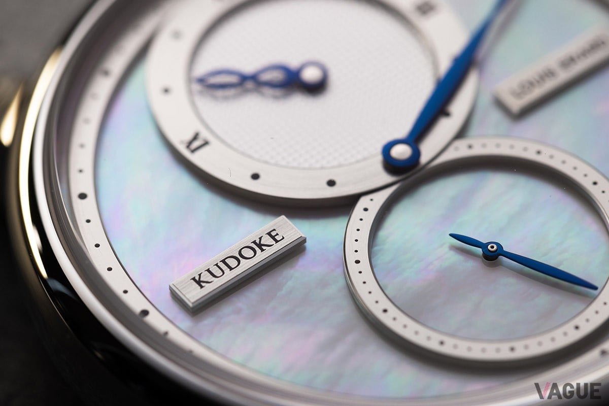 丁寧な面取りを施して立体的に仕上げた3時位置・9時位置の銘板。細部にも緻密な美しさが宿る