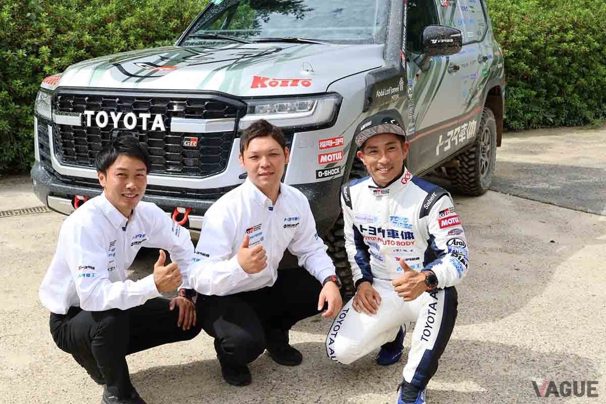 三浦 昂選手と日本人メカニックの伊藤 勇さん、谷上文彦さん