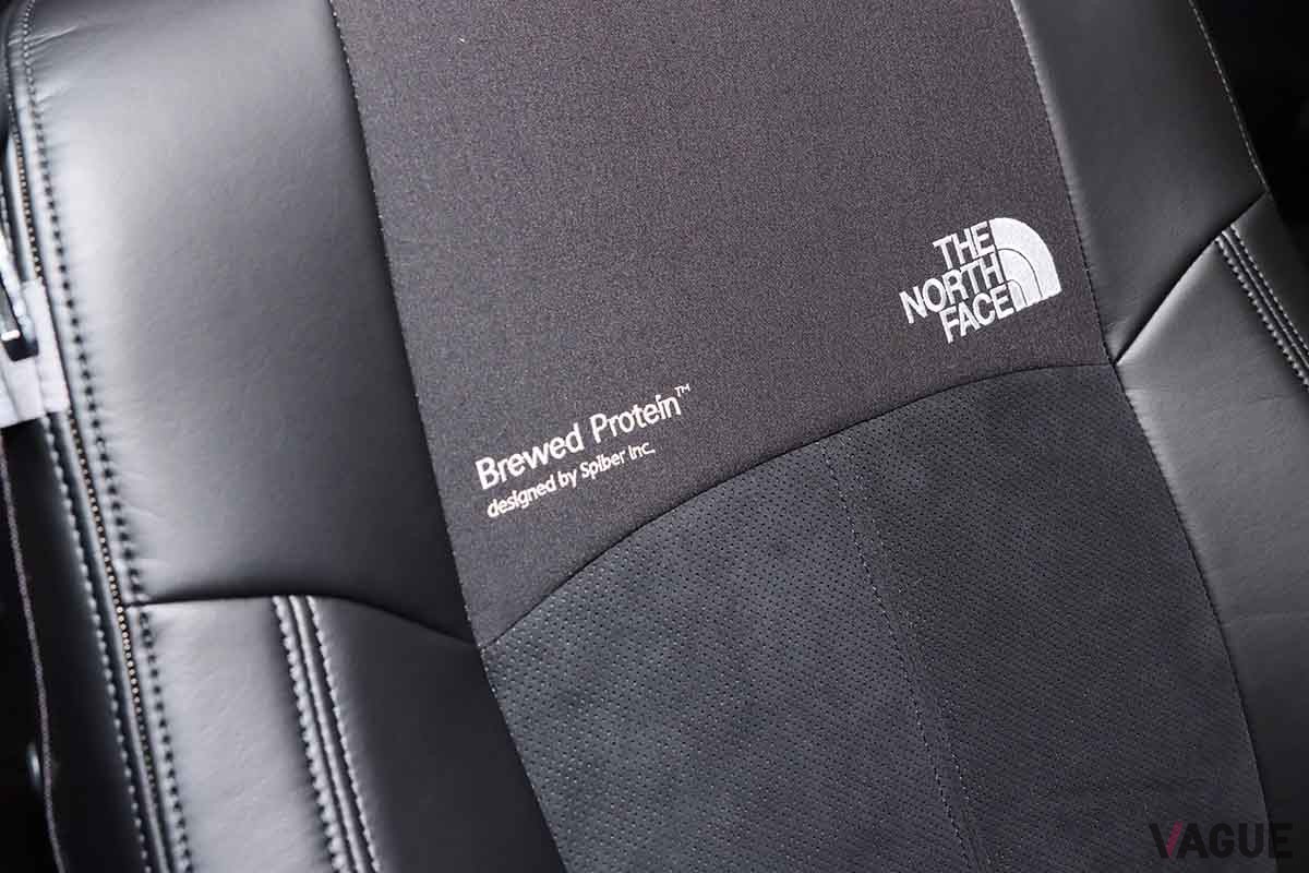 シートカバーはザ・ノース・フェイスのロゴ入り。脱石油､脱マイクロプラスチック、脱アニマルというサスティナブルな素材だ