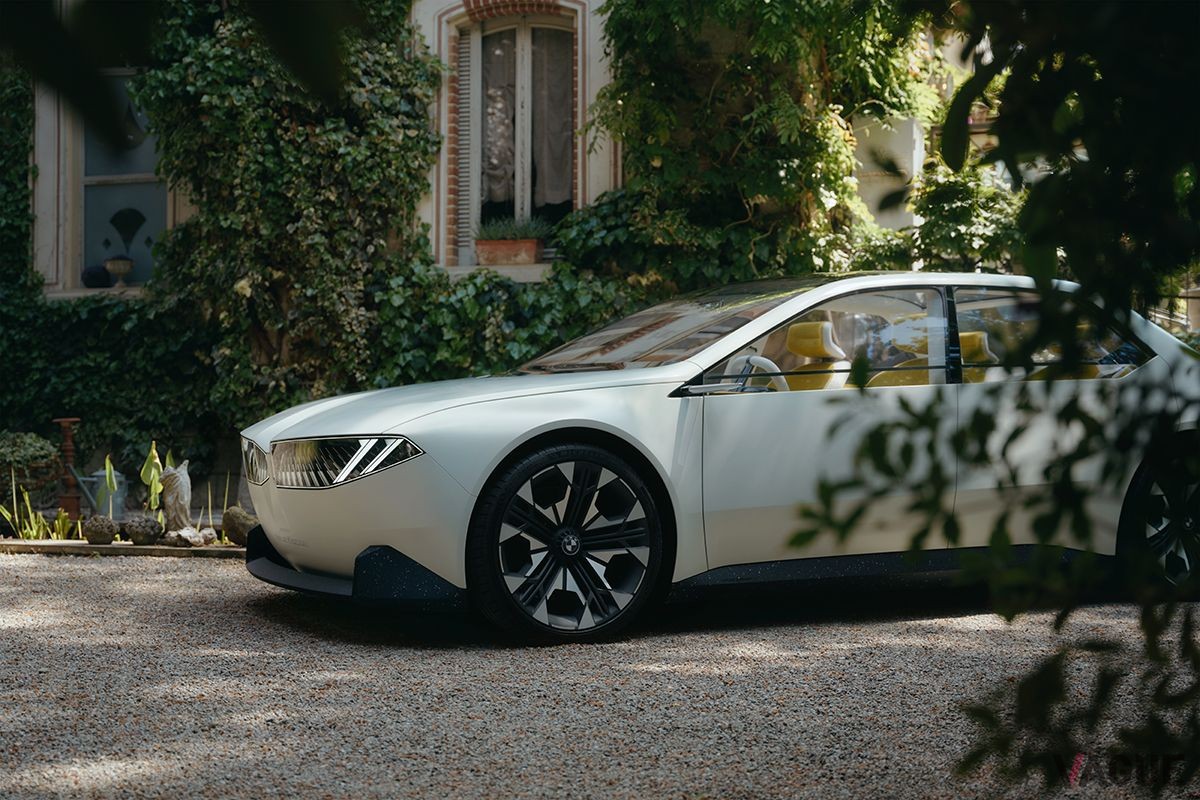 ジャパンモビリティショー2023に出展されたBMW「ビジョン・ノイエ・クラッセ」
