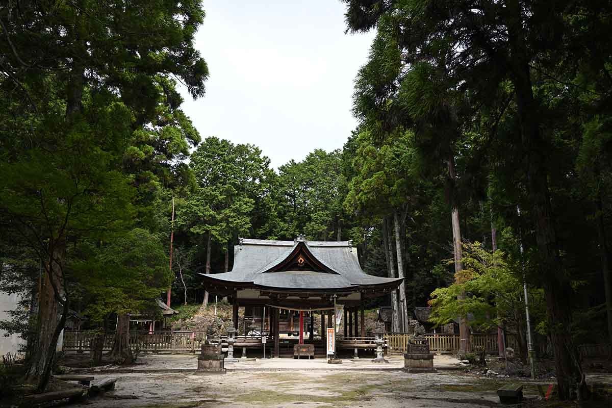 途中、滋賀県野洲市にある大笹原神社に立ち寄った。本殿は国宝指定されている
