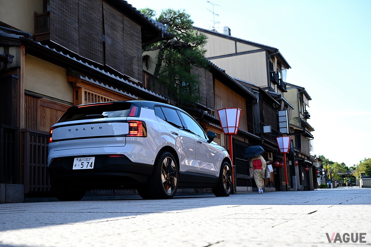 京都・祇園の町並みとボルボ新型「EX30」