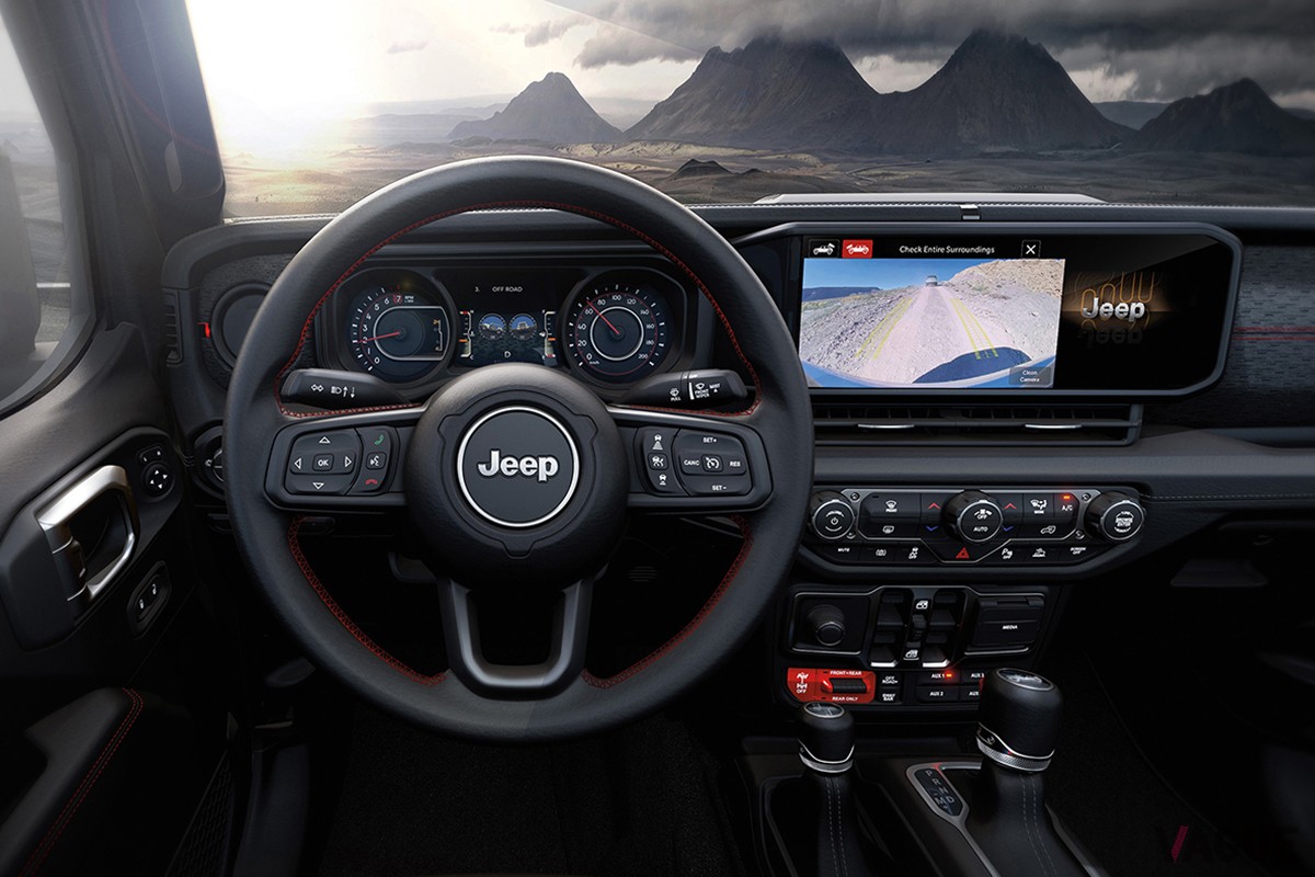 100台限定で登場した「ジープ・ラングラー ルビコン2ドア」のインテリア