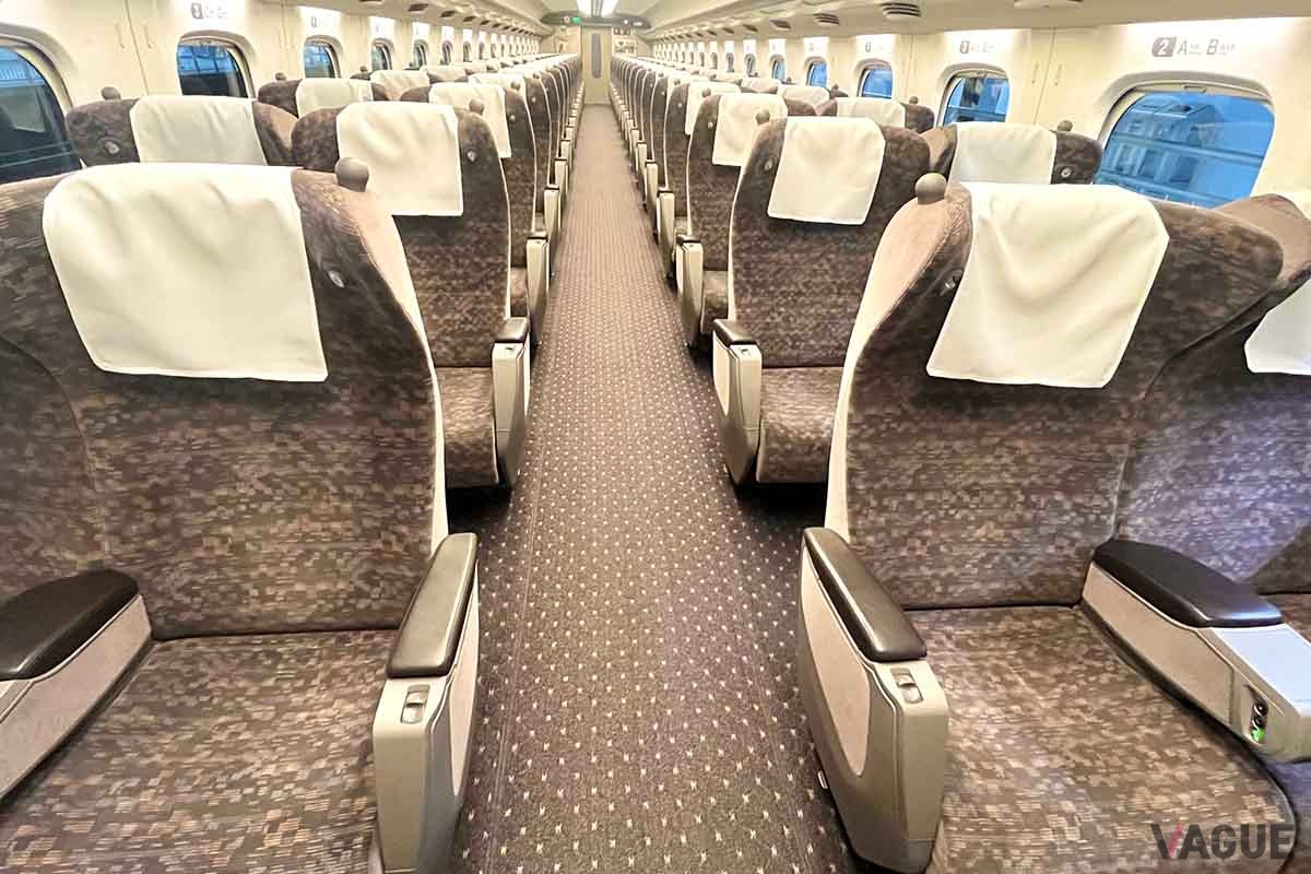 東海道新幹線のグリーン車。「のぞみ」に対して「こだま」は時間がかかるが、その分ゆったりとした旅ができると言い換えることもできる